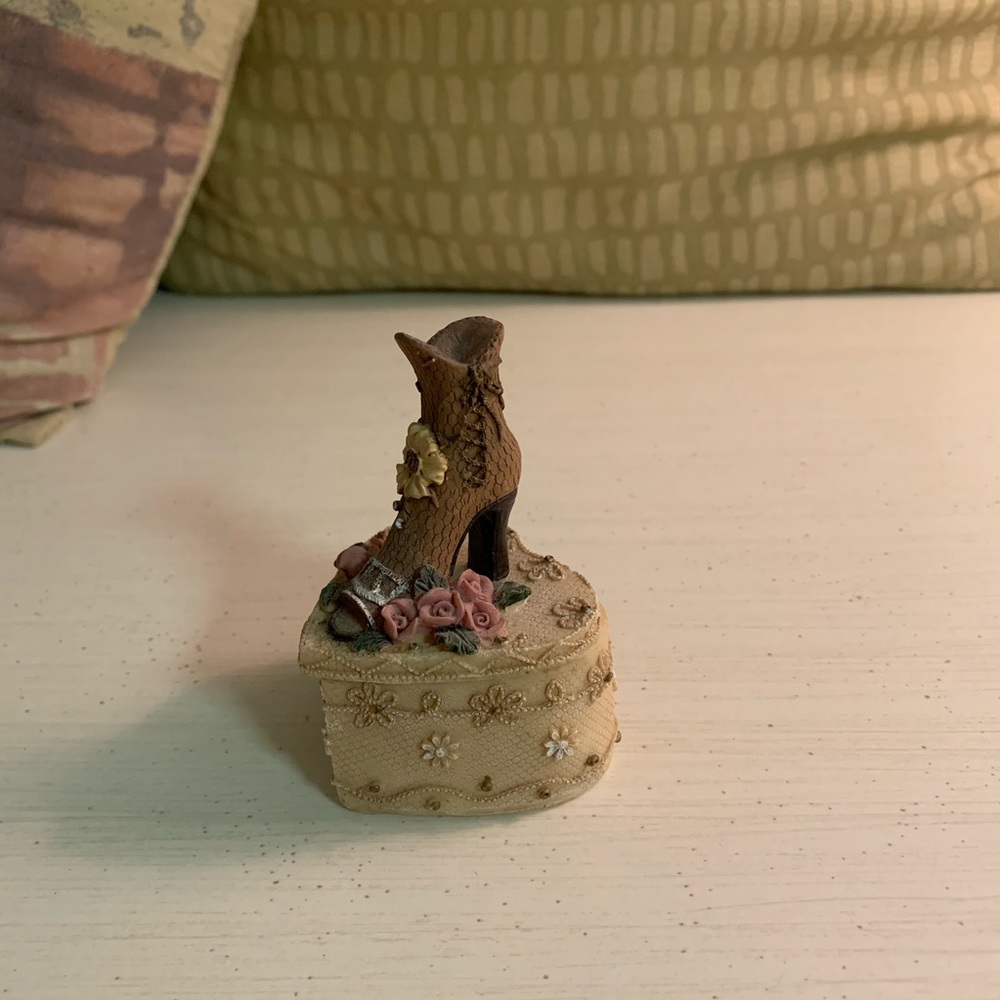 HEART & SHOE TRINKET BOX - Picture 8 of 9